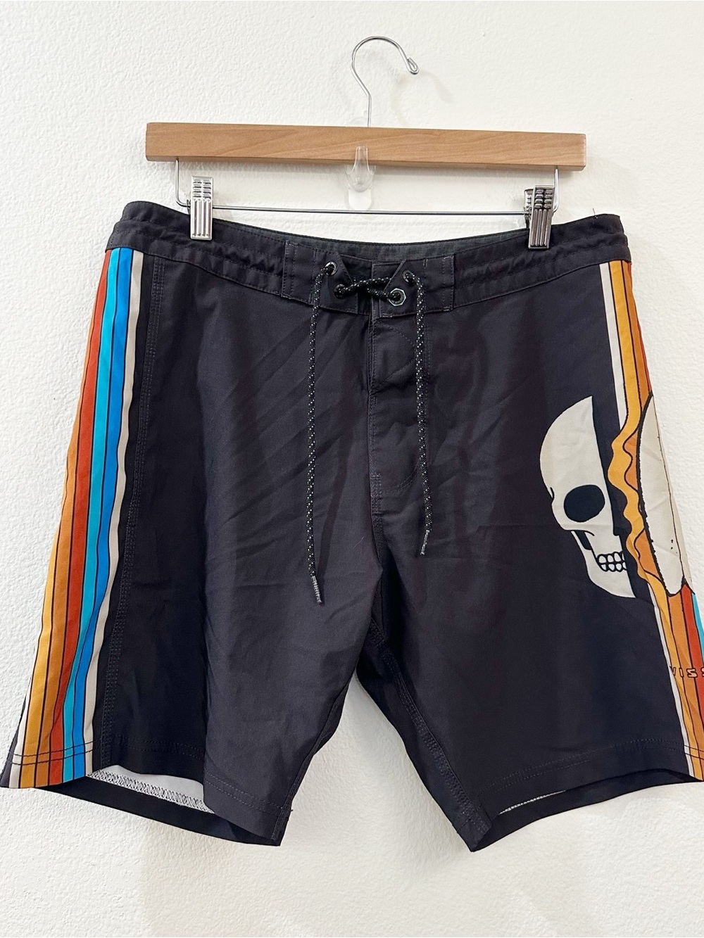 Vissla Cosmic Tides Skull 17.5” Boardshorts Size 32 Phantom Swim Trunks - Picture 4 of 9